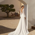 Vestido de novia Reva de Aire Barcelona 2027 de línea A con escote en V, cuerpo de pedrería, espalda en pico y mangas desmontables de gasa.