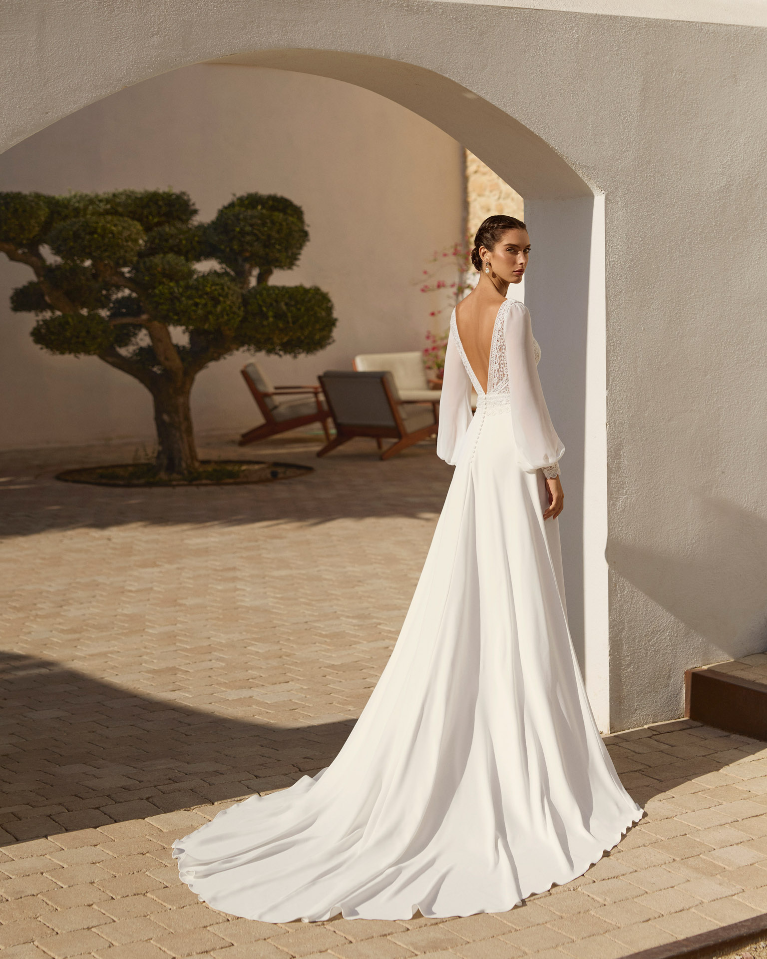 Vestido de novia Reva de Aire Barcelona 2027 de línea A con escote en V, cuerpo de pedrería, espalda en pico y mangas desmontables de gasa.