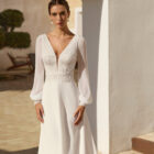 Vestido de novia Reva de Aire Barcelona 2027 de línea A con escote en V, cuerpo de pedrería, espalda en pico y mangas desmontables de gasa.