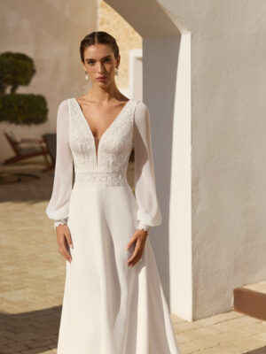 Vestido de novia Reva de Aire Barcelona 2027 de línea A con escote en V, cuerpo de pedrería, espalda en pico y mangas desmontables de gasa.