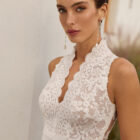 Vestido de novia Rinlo de Aire Barcelona 2027 de corte A en gasa plisada con escote halter de encaje, cuerpo semitransparente, abertura en la falda y espalda de encaje.