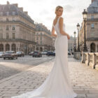 Vestido de novia Teline de Aire Barcelona 2027 de corte sirena en crepé, cuerpo de encaje bordado, escote redondeado y elegante cola de tul con aplicaciones florales.