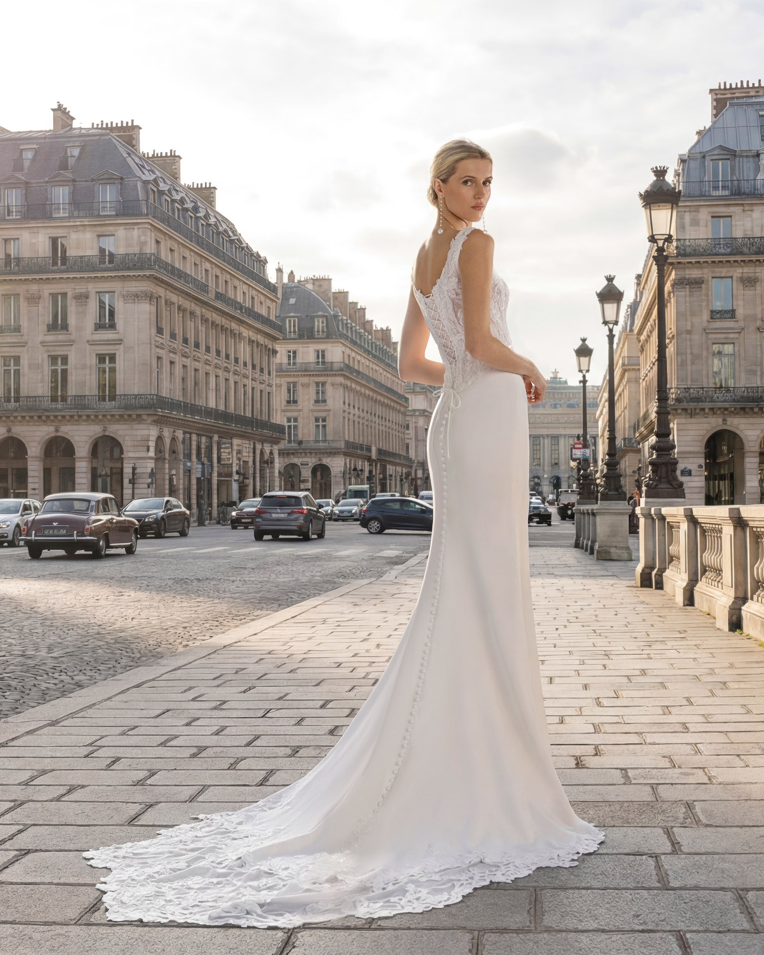 Vestido de novia Teline de Aire Barcelona 2027 de corte sirena en crepé, cuerpo de encaje bordado, escote redondeado y elegante cola de tul con aplicaciones florales.