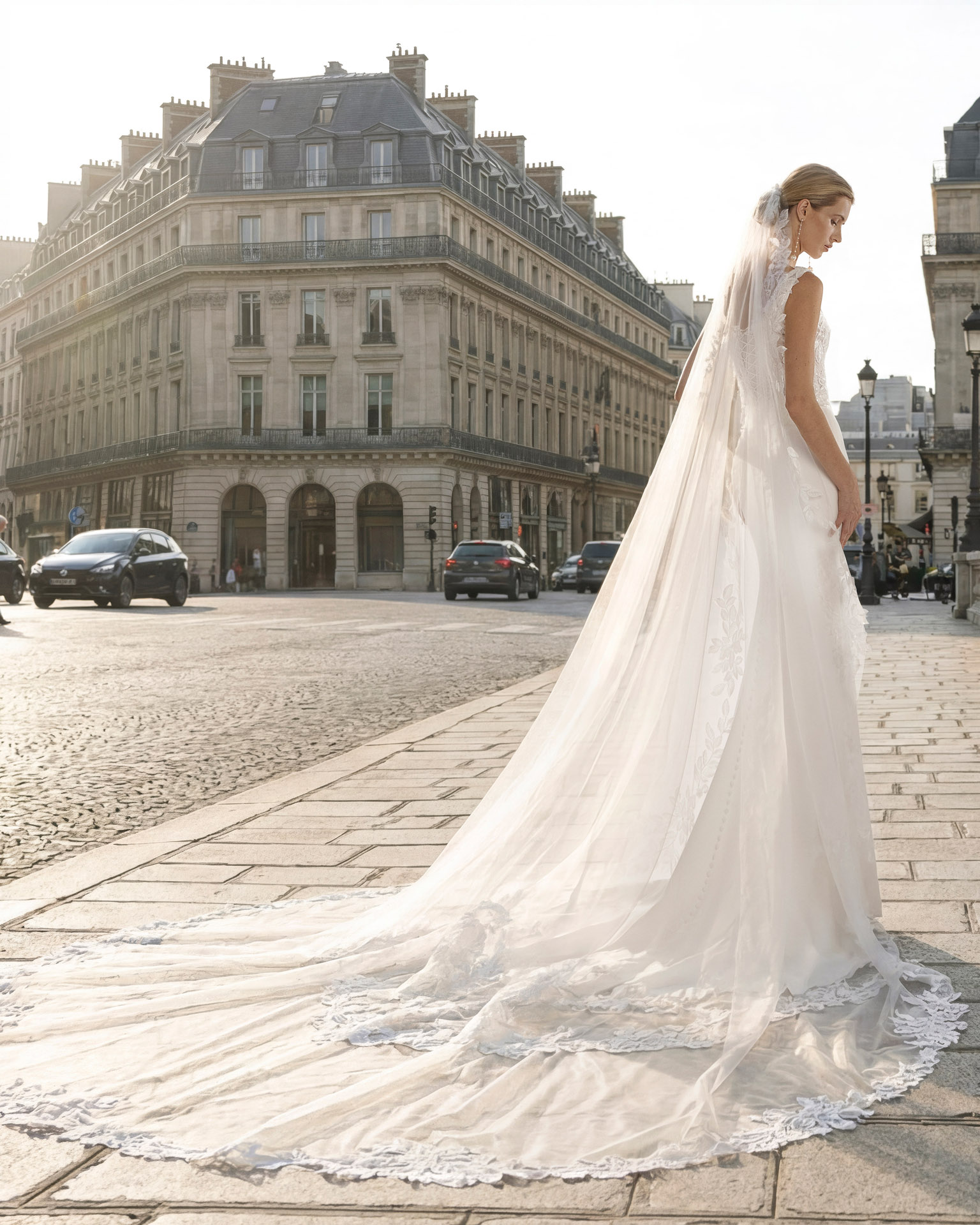 Vestido de novia Teline de Aire Barcelona 2027 de corte sirena en crepé, cuerpo de encaje bordado, escote redondeado y elegante cola de tul con aplicaciones florales.