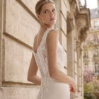 Vestido de novia Teline de Aire Barcelona 2027 de corte sirena en crepé, cuerpo de encaje bordado, escote redondeado y elegante cola de tul con aplicaciones florales.