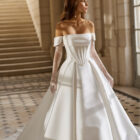 Vestido de novia Breda de Aire Barcelona con escote bardot, cuerpo corsé y falda princesa