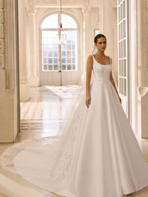 Vestido de novia Brena de Alma Novia con escote halter y falda fluida