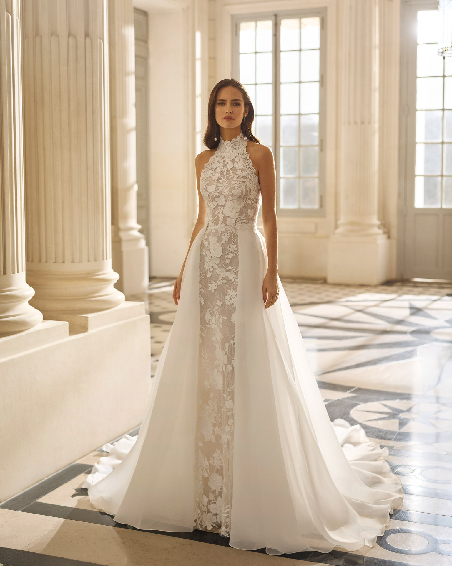 vestido-novia-encaje-floral-tul-escote-halter-aire-barcelona-2027.2 Vestido de novia Aire Barcelona 2027 con escote halter de encaje floral, falda de tul y silueta línea A de estilo romántico.