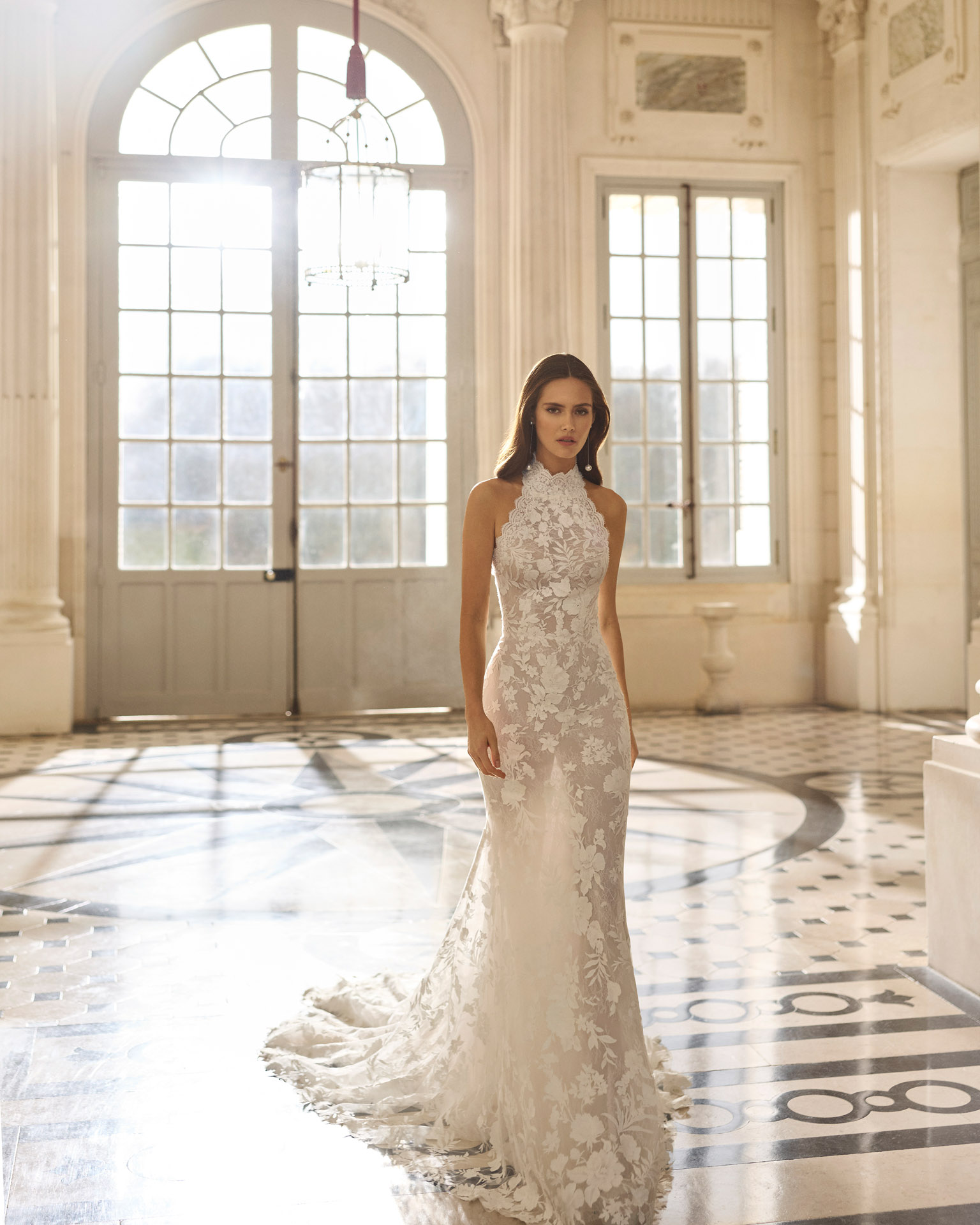 Vestido de novia Aire Barcelona 2027 con escote halter de encaje floral, falda de tul y silueta línea A de estilo romántico.