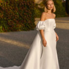 Vestido de novia Florens de Luna Novias con escote palabra de honor, cuerpo corsé y mangas abullonadas
