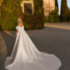 Vestido de novia Florens de Luna Novias con escote palabra de honor, cuerpo corsé y mangas abullonadas