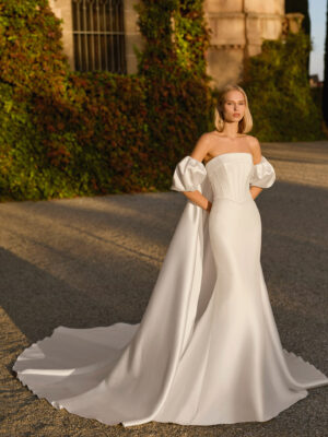 Vestido de novia Florens de Luna Novias con escote palabra de honor, cuerpo corsé y mangas abullonadas