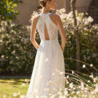 Vestido de novia Marisa de Alma Novia con escote halter de encaje y falda fluida con abertura