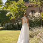 Vestido de novia Marisa de Alma Novia con escote halter de encaje y falda fluida con abertura
