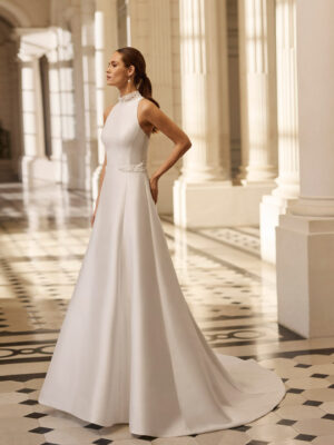 Vestido de novia Aire Barcelona 2027 de mikado con escote halter, silueta línea A y diseño minimalista de estilo elegante.
