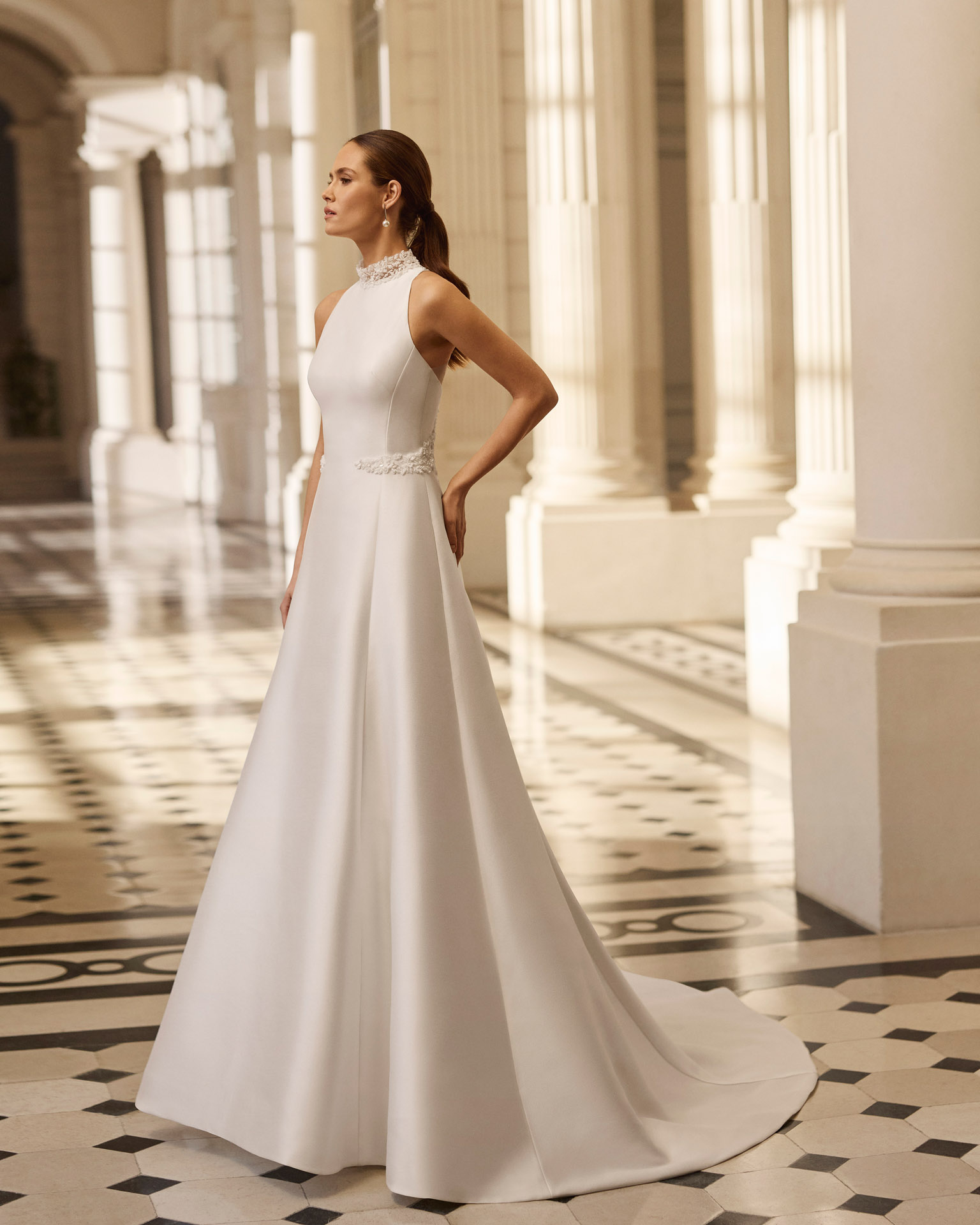 vestido-novia-mikado-cuello-halter-aire-barcelona-2027.2 Vestido de novia Aire Barcelona 2027 de mikado con escote halter, silueta línea A y diseño minimalista de estilo elegante.