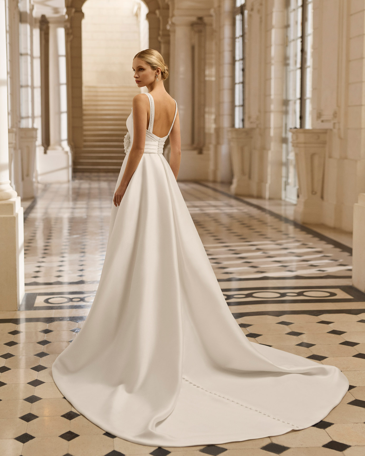 Vestido de novia Aire Barcelona 2027 de mikado con escote cuadrado, tirantes anchos, falda línea A con abertura delantera y detalle floral en la cintura. back
