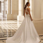 Vestido de novia Aire Barcelona 2027 de mikado con escote halter, silueta línea A y diseño minimalista de estilo elegante.