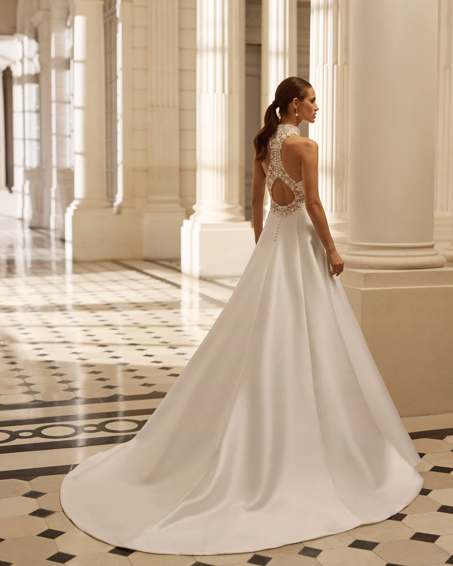 Vestido de novia Aire Barcelona 2027 de mikado con escote halter, silueta línea A y diseño minimalista de estilo elegante.