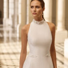 Vestido de novia Aire Barcelona 2027 de mikado con escote halter, silueta línea A y diseño minimalista de estilo elegante.