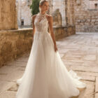 Vestido de novia Patri de Adriana Alier 2027 con escote halter, encaje floral y espalda abierta con tiras de pedrería