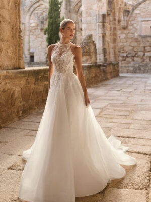 Vestido de novia Patri de Adriana Alier 2027 con escote halter, encaje floral y espalda abierta con tiras de pedrería