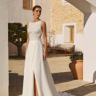 Vestido de novia Ribes de Aire Barcelona con cuerpo de encaje, escote barco y falda con abertura