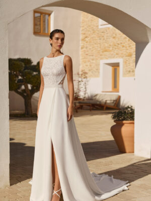 Vestido de novia Ribes de Aire Barcelona con cuerpo de encaje, escote barco y falda con abertura