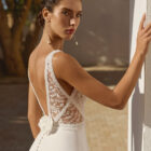Vestido de novia Ribes de Aire Barcelona con cuerpo de encaje, escote barco y falda con abertura