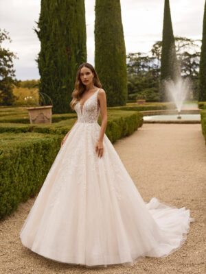 Vestido de novia Xiona de Aire Barcelona 2027 de corte princesa con escote en V, cuerpo de encaje floral, espalda descubierta y amplia falda de tul con brillo.