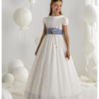 Vestido de comunión de niña Carmy 7120 con fajín azul empolvado y falda de tul de topos