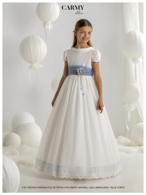 Vestido de comunión de niña Carmy 7120 con fajín azul empolvado y falda de tul de topos