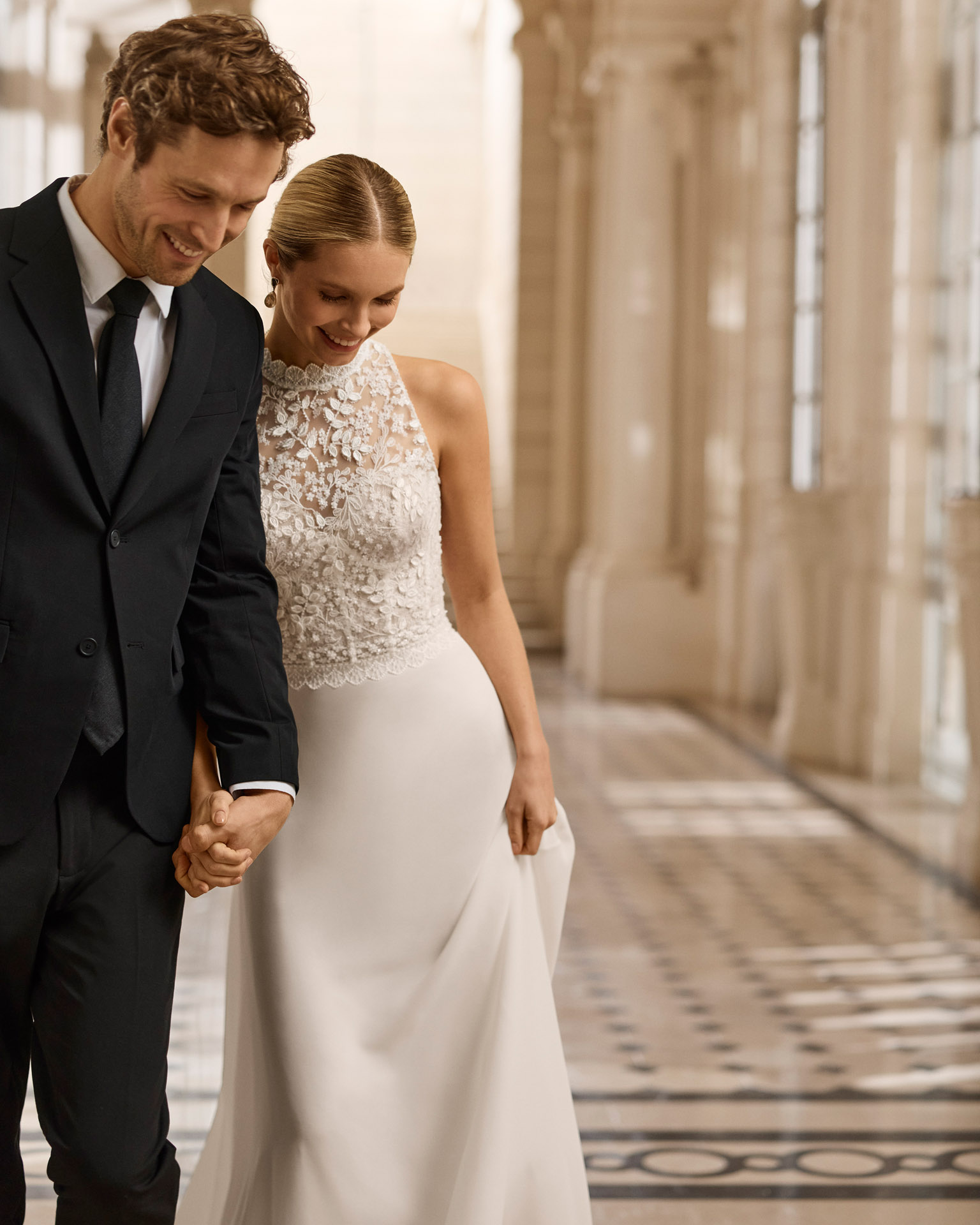 Vestido de novia Betza de Aire Barcelona con cuerpo de encaje, cuello alto y falda fluida