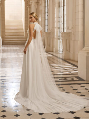 Vestido de novia Betza de Aire Barcelona con cuerpo de encaje, cuello alto y falda fluida