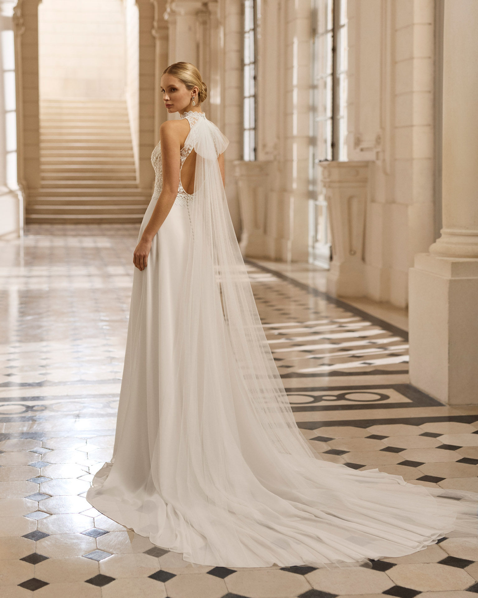 betza-vestido-novia-corte-a-crepe-encaje-aire-barcelona-2027.espalda Vestido de novia Betza de Aire Barcelona con cuerpo de encaje, cuello alto y falda fluida