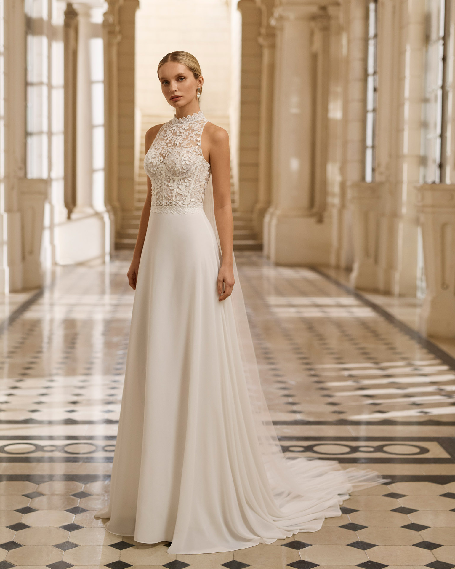 Vestido de novia Betza de Aire Barcelona con cuerpo de encaje, cuello alto y falda fluida