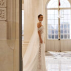 Vestido de novia Banu de Aire Barcelona con escote corazón, encaje floral y hombros descubiertos