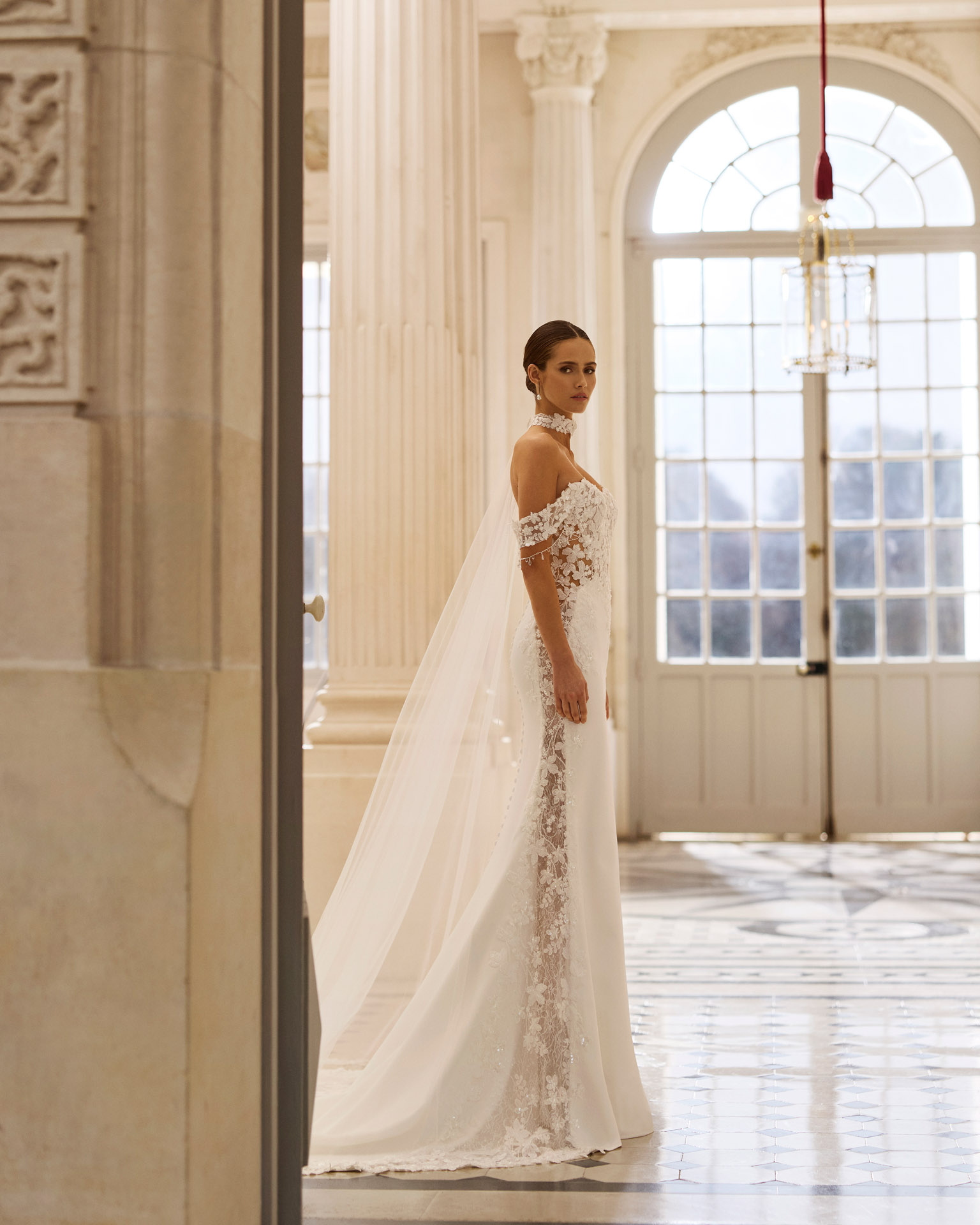 Vestido de novia Banu de Aire Barcelona con escote corazón, encaje floral y hombros descubiertos