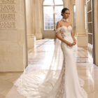 Vestido de novia Banu de Aire Barcelona con escote corazón, encaje floral y hombros descubiertos