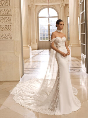 Vestido de novia Banu de Aire Barcelona con escote corazón, encaje floral y hombros descubiertos