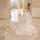 Vestido de novia Banu de Aire Barcelona con escote corazón, encaje floral y hombros descubiertos