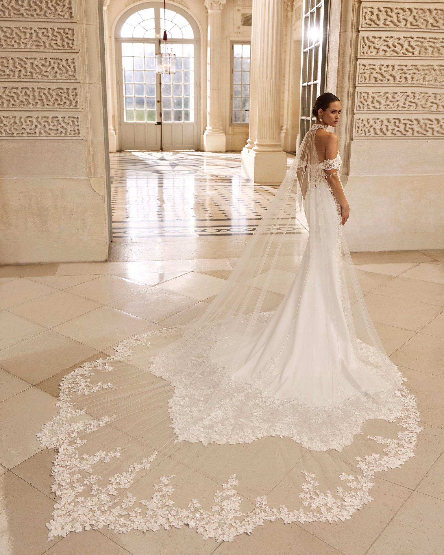 Vestido de novia Banu de Aire Barcelona con escote corazón, encaje floral y hombros descubiertos
