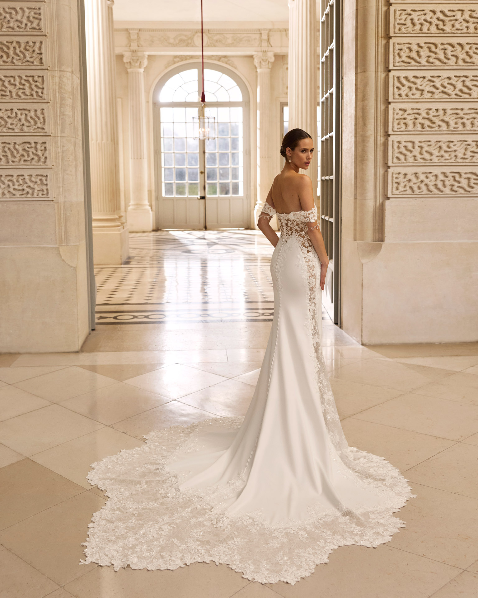 Vestido de novia Banu de Aire Barcelona con escote corazón, encaje floral y hombros descubiertos
