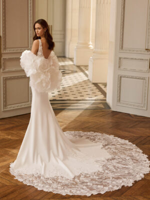 Vestido de novia Barea de Aire Barcelona con cuerpo de encaje floral, escote en V y mangas florales