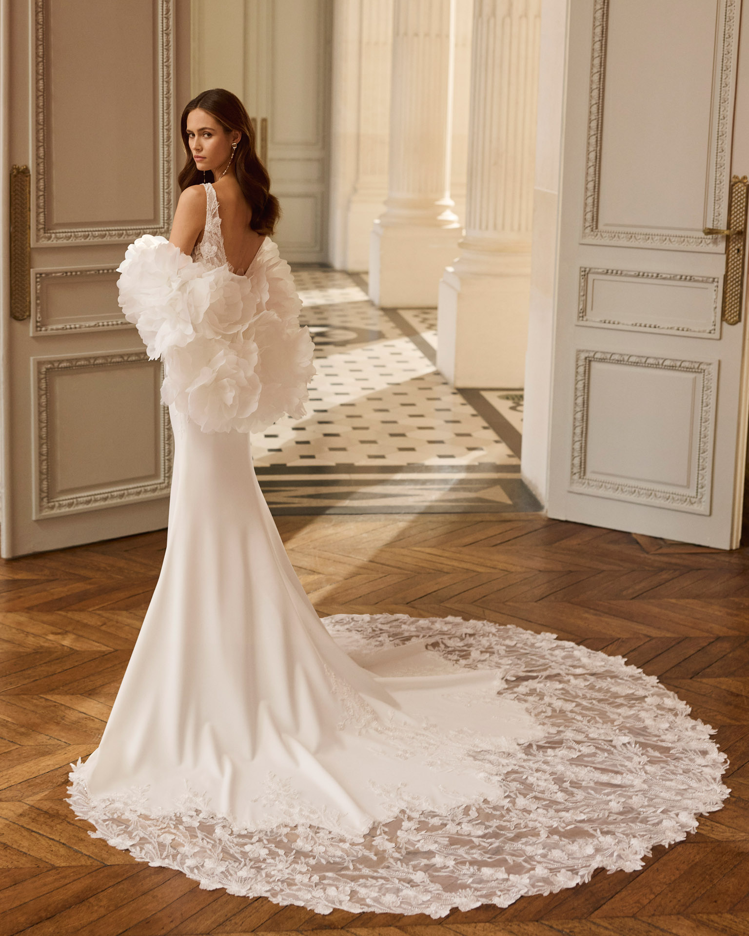 vestido-novia-barea-aire-barcelona-2027.DETRAS Vestido de novia Barea de Aire Barcelona con cuerpo de encaje floral, escote en V y mangas florales