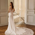 Vestido de novia Barea de Aire Barcelona con cuerpo de encaje floral, escote en V y mangas florales