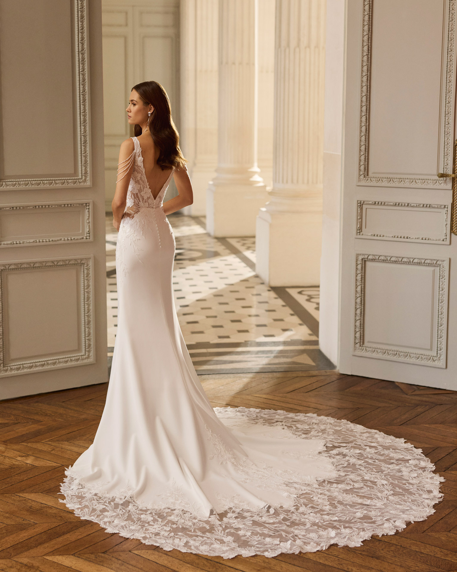 Vestido de novia Barea de Aire Barcelona con cuerpo de encaje floral, escote en V y mangas florales