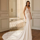 Vestido de novia Barea de Aire Barcelona con cuerpo de encaje floral, escote en V y mangas florales