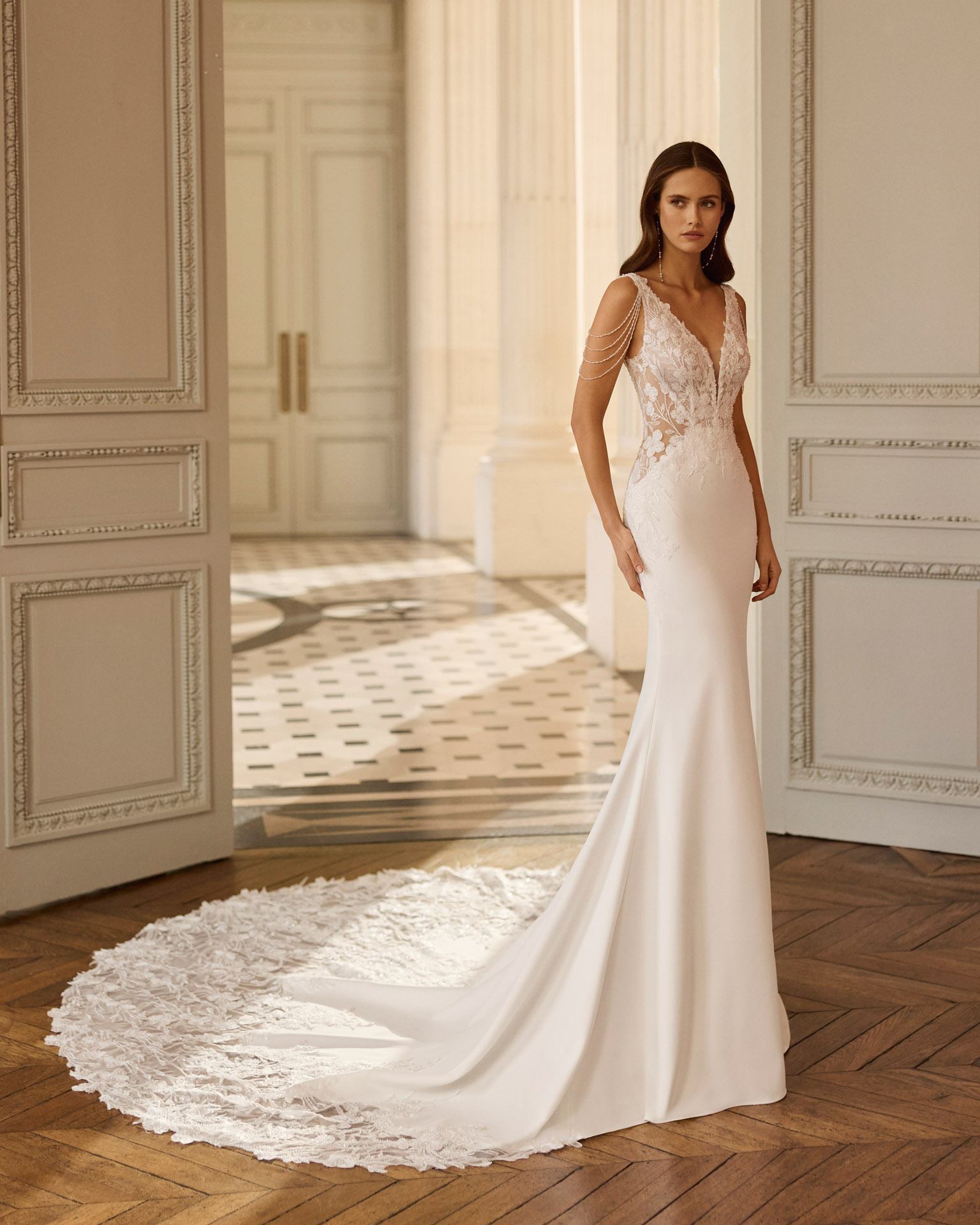 Vestido de novia Barea de Aire Barcelona con cuerpo de encaje floral, escote en V y mangas florales