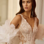 Vestido de novia Barea de Aire Barcelona con cuerpo de encaje floral, escote en V y mangas florales
